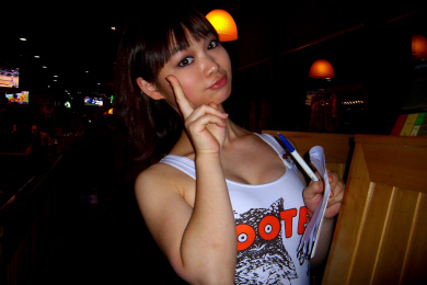 Beijing - Hooters.JPG (112744 bytes)