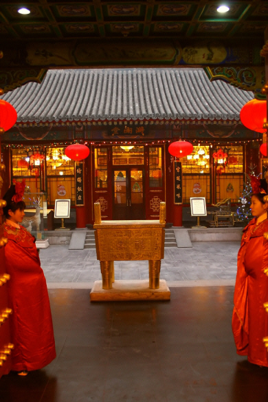 Beijing - Imperial Concubine Hostess, Fangshan Restaurant (2).jpg (547594 bytes)