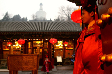 Beijing - Imperial Concubine Hostess, Fangshan Restaurant.jpg (455215 bytes)