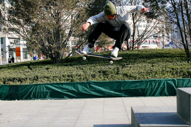 Beijing - Skateboarder Gets Air.jpg (372852 bytes)