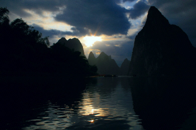 Guangxi - Li River Cormorant Fisherman (6).jpg (91486 bytes)