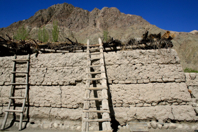 Karakoram Hwy - Aside the Road.jpg (318866 bytes)