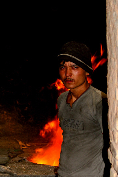 Kashgar Welcome.jpg (107829 bytes)