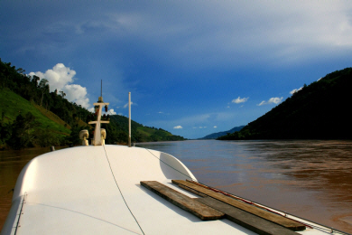 Mekong - Boat by Burma.jpg (390717 bytes)
