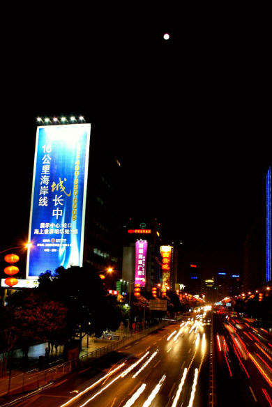 Shenzhen at Night (2).jpg (132604 bytes)
