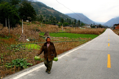 Sichuan - Mtn Road.jpg (317320 bytes)