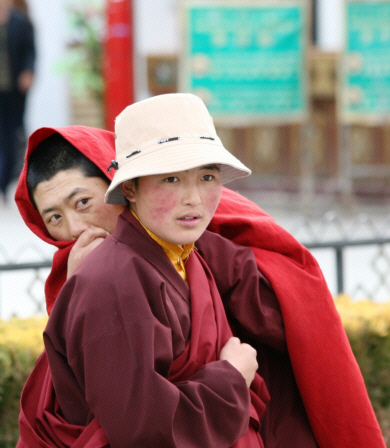 Tibet Monks (4).jpg (259250 bytes)