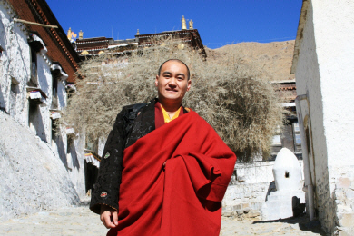 Tibet Monks (8).jpg (404990 bytes)