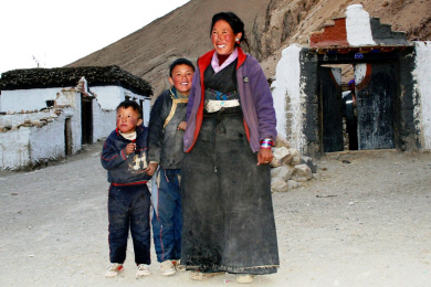 Tibet People - Mother and Sons, Remote Village.jpg (235114 bytes)