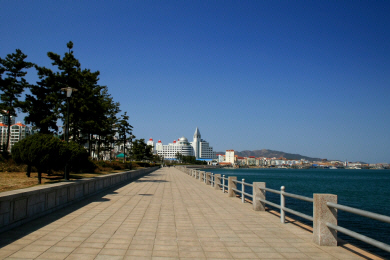 Weihai Coast, Shandong Province.jpg (479290 bytes)