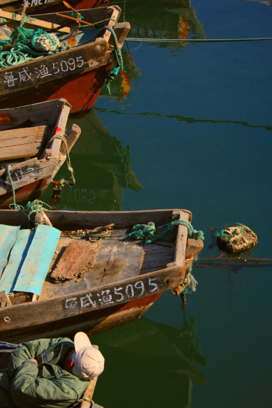 Weihai, Fishing Boats, Shandong Province (3).jpg (506367 bytes)