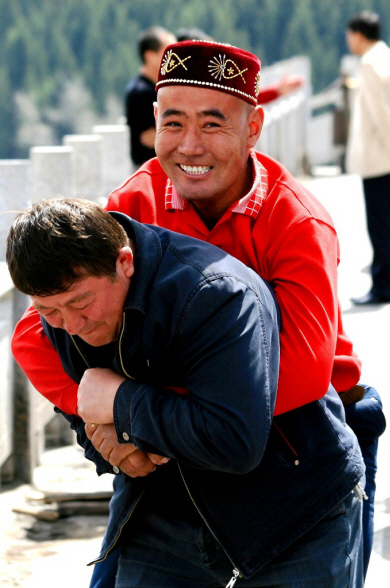 Xinjiang - Kazakh Bear Hug.jpg (161777 bytes)