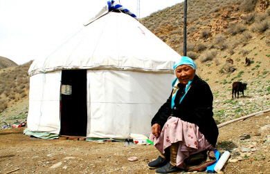 Xinjiang - Kazakh Granny and Yurt.jpg (250709 bytes)