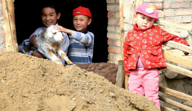 Xinjiang - Kazakh Kids.jpg (216014 bytes)