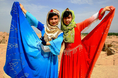 Xinjiang - Turpan Ladies.jpg (244720 bytes)