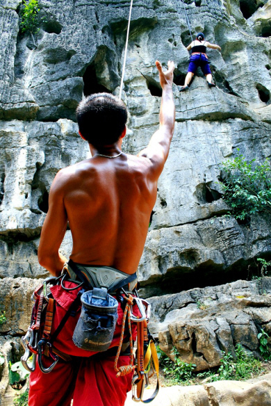 Yangshuo - Rock Climbing (2).jpg (326989 bytes)