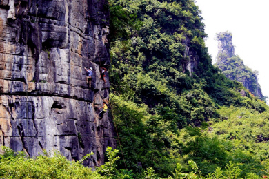 Yangshuo - Rock Climbing.jpg (373159 bytes)