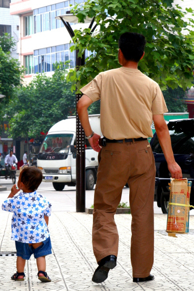 Zhejiang - Father and Son in Wenzhou.jpg (612877 bytes)