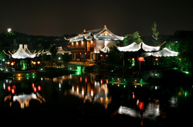 Zhejiang - Shaoxing Riverside at Night.jpg (147020 bytes)