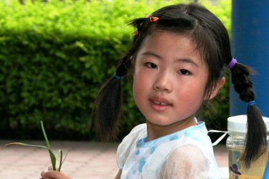 Zhejiang - Young Girl.JPG (168562 bytes)