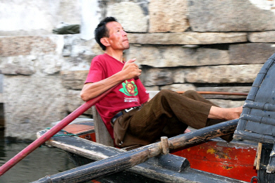 Zhejiang Boatman.JPG (204139 bytes)