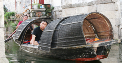 Zhejiang Taxi boat.JPG (356654 bytes)
